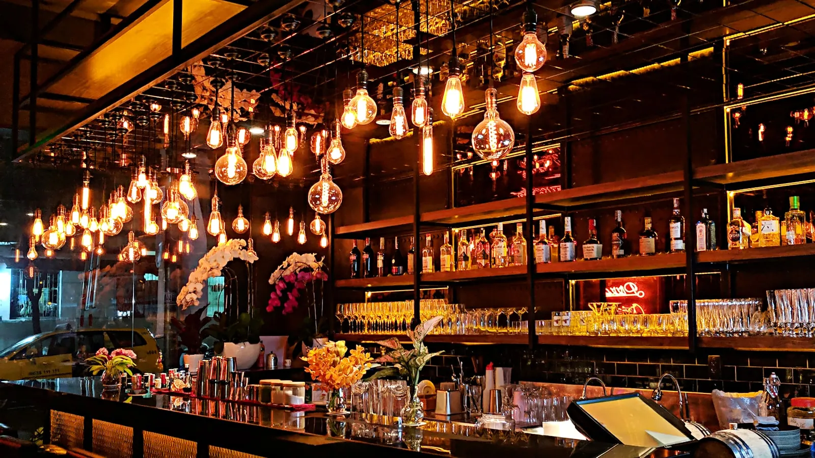 Stämningsfull bar med hängande glödlampor